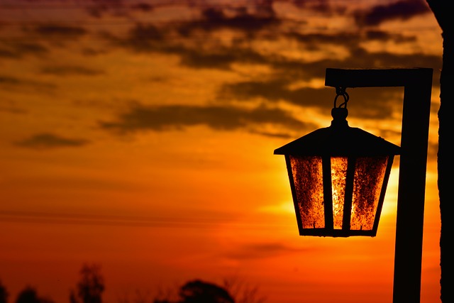 lampadaire dans la nuit