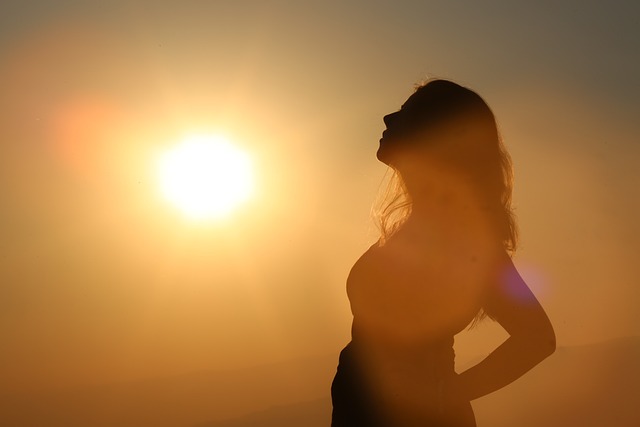 Jenifer lève la tête vers le levé du soleil