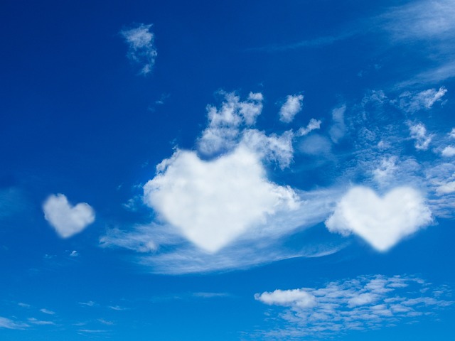 trois-cœurs-en-forme-de-nuage-dans-le-ciel