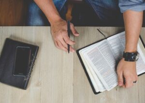 homme_en_pleine_étude_biblique
