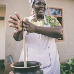 Femme africaine souriante qui cuisine