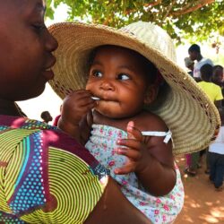 Une maman africaine et sa fillette au chapeau de paille - Pour la bonne cause