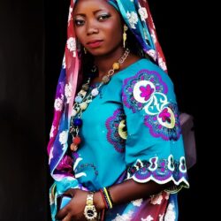 Jolie femme africaine voilée aux vêtements colorés