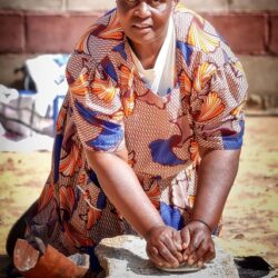 Femme africaine qui pétrit une pâte