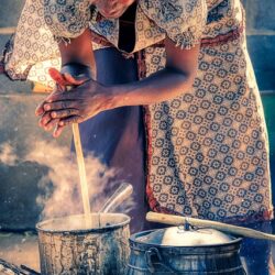 Pour la bonne cause - vieille femme en train de cuisiner